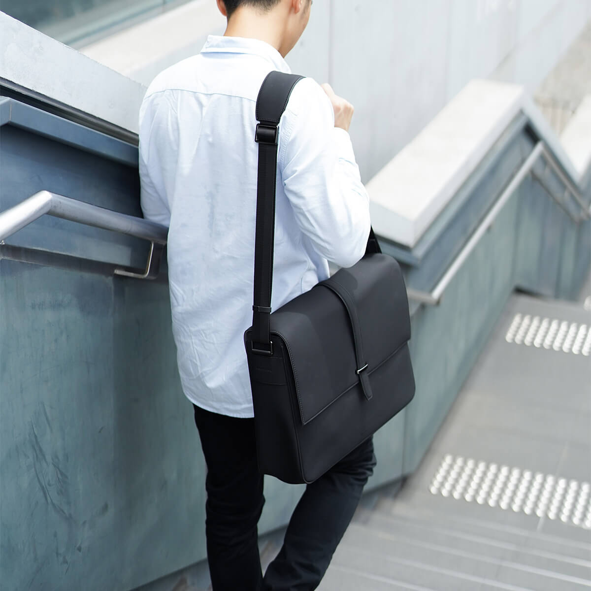 Helix Waterproof Laptop Messenger – Maverick & Co.