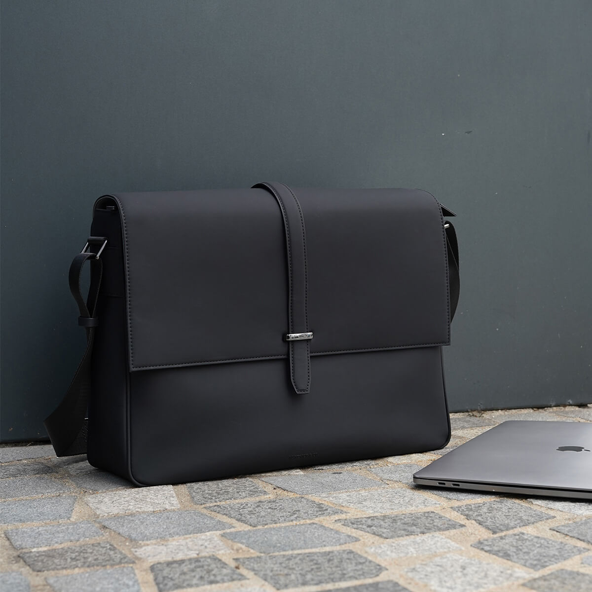 Maverick leather laptop messenger bag on sale